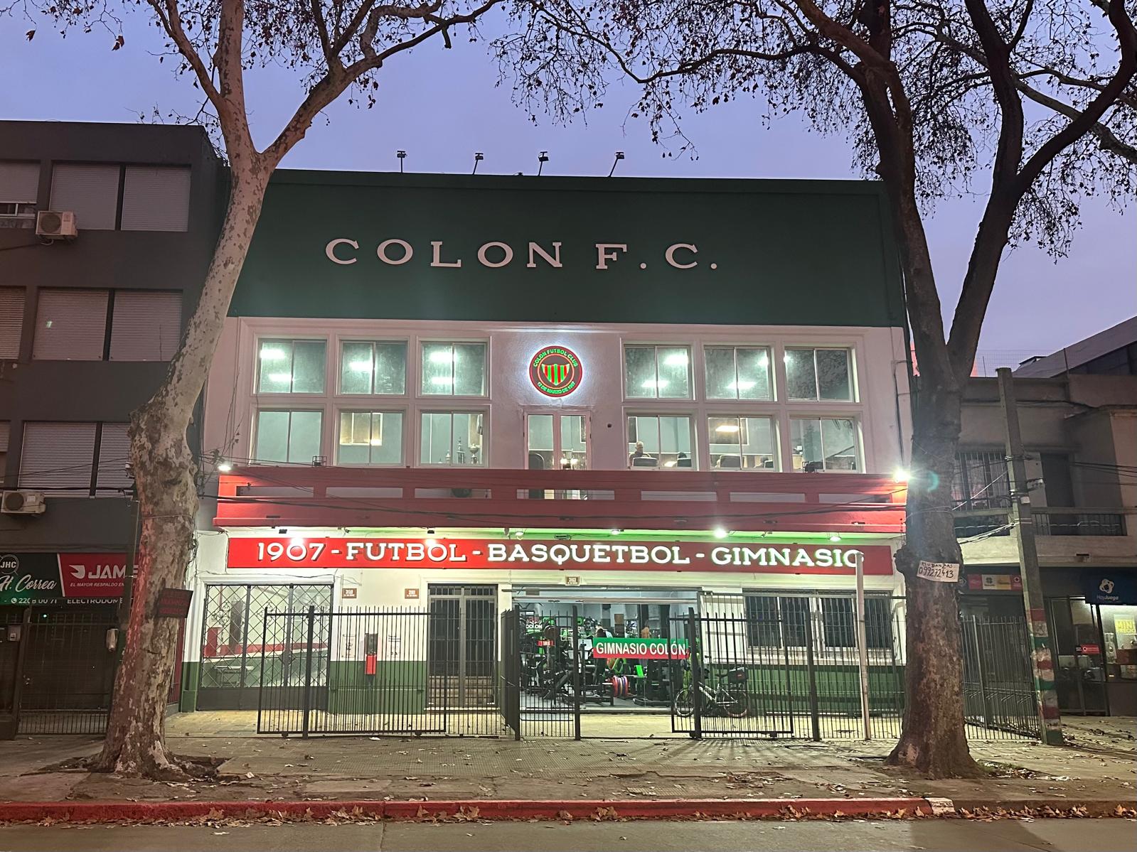 Fachada renovada Gimnasio Colón